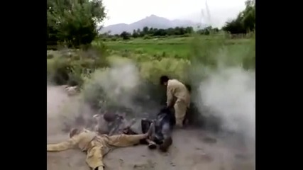 Пакистански деца играят на терористи-камикадзета