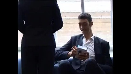 Най - високия човек на света дава интервю