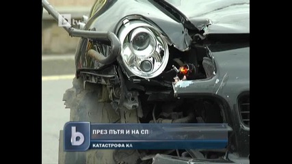 Джип излетя от пътното платно и се приземи на трамвайна спирка, ранена е жена
