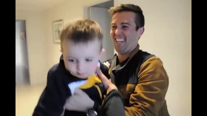 Вижте реакцията на бебче, което се среща с близнака на баща си за първи път