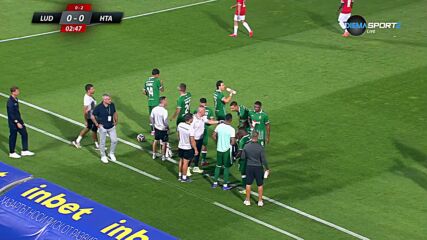 Димна завеса прекъсна мача за 6 минути