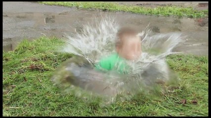Дете пада във кална локва - скрита камера