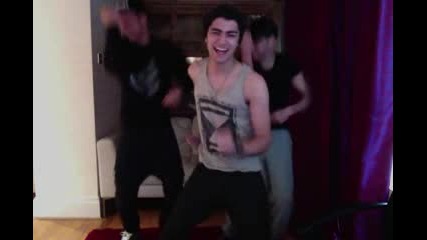 Zayn Malik dancing with friends! (zayn, Danny Riach, Ant)