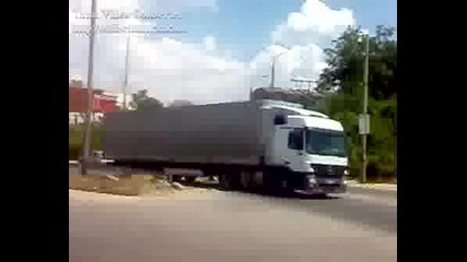 Минаващи Daf Xf105 И Mercedes Actros