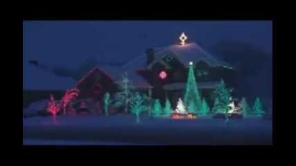 Невероятно светлинно шоу със светлина от Коледни лампички на фона на техно музика.