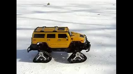 Hummer направо изяжда снегът 
