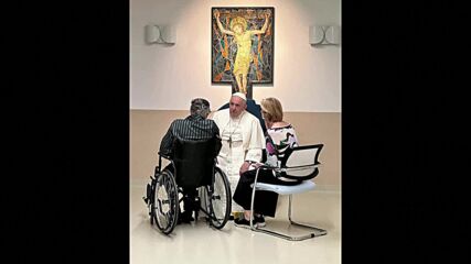 Първа снимка на Франциск след операцията, папата се срещна с болни деца