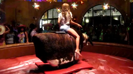 Секси момиче яхва огромен бик
