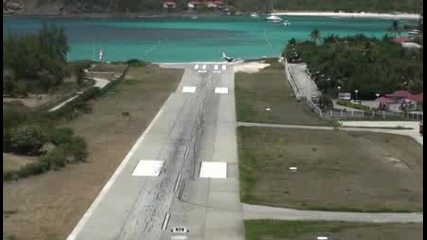 Самолет за малко да се презими в морето