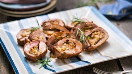 Свинско бонфиле с круши и синьо сирене | Бон Апети | 24Kitchen Bulgaria.