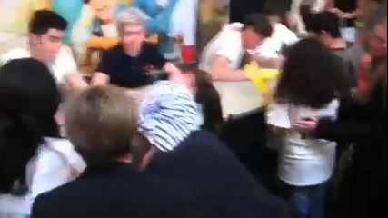 Момиче припада докато държи ръката на Зейн от One Direction на разписване в Ню Йорк
