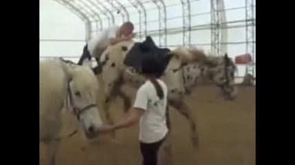 Как не трябва да се качвате на кон!