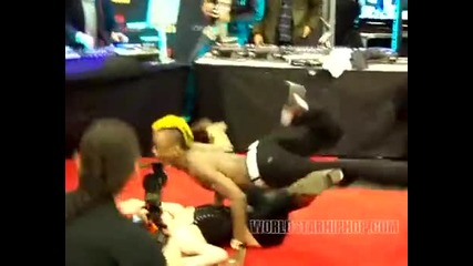 Dancehall Made Its Way To Best Buy: Guy Dry Humps A White Girl In The Store While Performing! (jumpi 