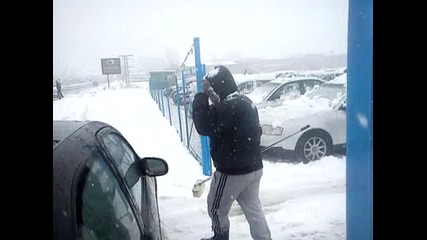 петър джамбов чисти сняг от коли