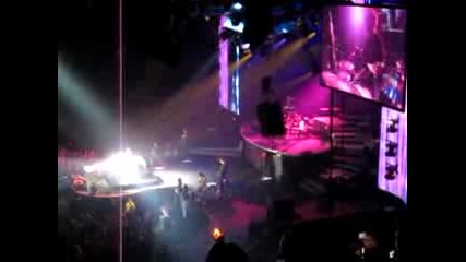 Guns n Roses - November Rain ( Live Calgary , Alberta Canada 16 / 01 / 2010 ) 