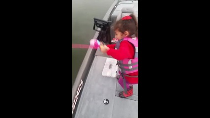 Радостта на едно дете, когато хване риба !