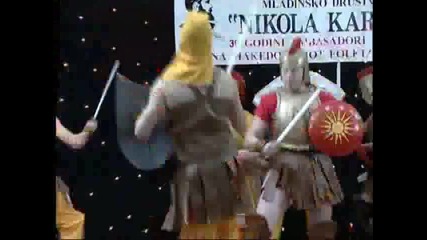 Смях! Македонци с гърцки доспехи играят на българска музика и се бият с перси - македонизъм 