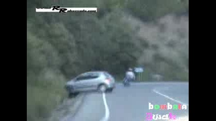 Peugeot 206 Се Обръща След Завой