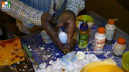 Бърза Храна на улицата .. Boiled Egg Masala - Road Side Food - Mumbai