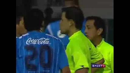 Fan invades Field with a knife and hits Player - Blooming (bol) vs River Plate (uru) 
