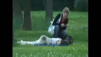 16+ Пияно Момиче в Парка !!!! 