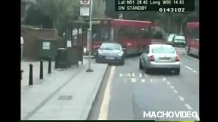 автобус разбива порше 