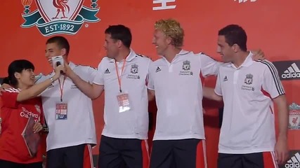 Истински обичайки отбора звездите на Ливърпул пеят " Youll Never Walk Alone " в Китай