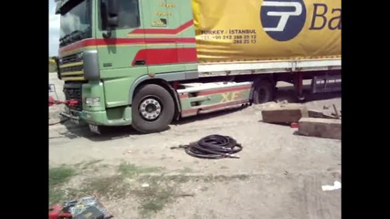 Пътна помощ Автокомплекс Димитров за изваждане на камион Daf с 58t товар от пропаднал участък