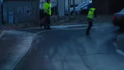 Тоя яко се базика с полицията *смях*