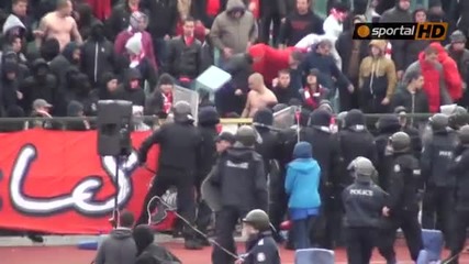 Страшен бой в сектор Г на вечното дерби