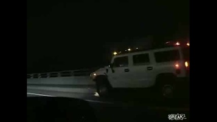 Пиян кара Hummer и поваля няколко знака