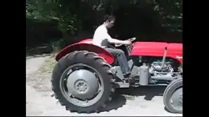 Трактор с Опасен Звук 