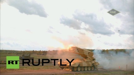 Русия: Ракети и останки летят по време на военна експозиция