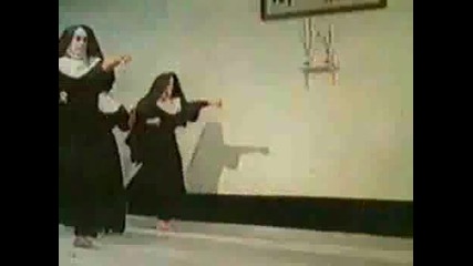 Опасни монахини тренират карате