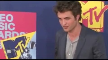 Robert Pattinson целува всички 