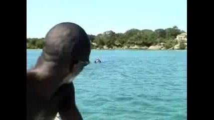 Ри Се Опитва Да Плува С Водни Ски :D