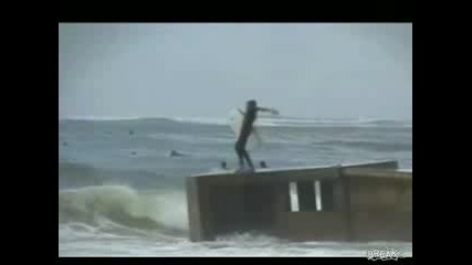 Сърфист Се Пребива По Смешен Начин