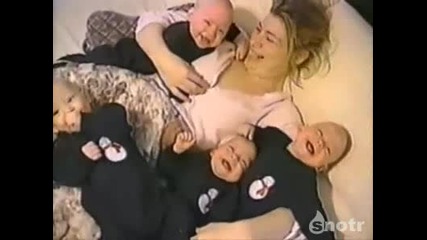 четири деца се смеят едновременно 
