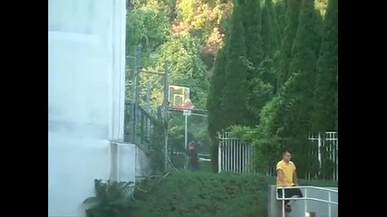 Джъстин играе баскетбол по време на концерт на Селена Гомез 20.08.2011