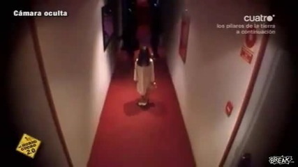 Creepy Girl In Hotel Hallway Prank Смях