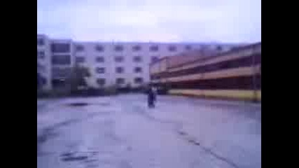 malko razcakvane na topka v daskalo 