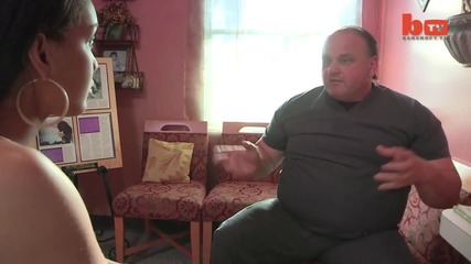 Вижте как жена танцува лимбо под автомобил