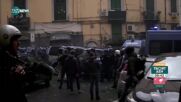Ужасяващо - фенове и полиция се млатят здраво в Неапол
