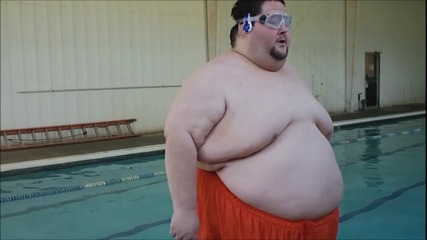Дебел мъж скача в басейн... на забавен кадър !