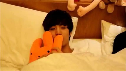 Nu'est Jr and Ren in the same bed