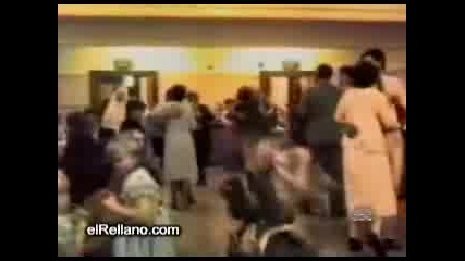 Идиоти Се Пребиват, Падат