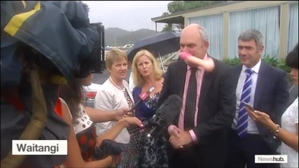 Политик от Нова Зеландия беше ударен в лицето с дилдо!