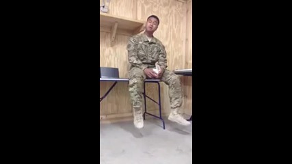 Войник пее Stay на Rihanna страхотно