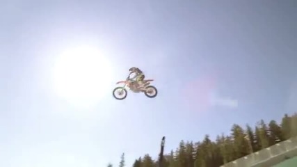 Безумен скок с мотоциклет от шанца за ски скокове .