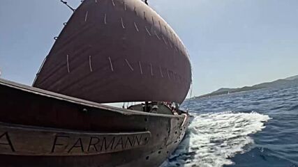 Викингски кораб пътува по древните маршрути на мореплавателите